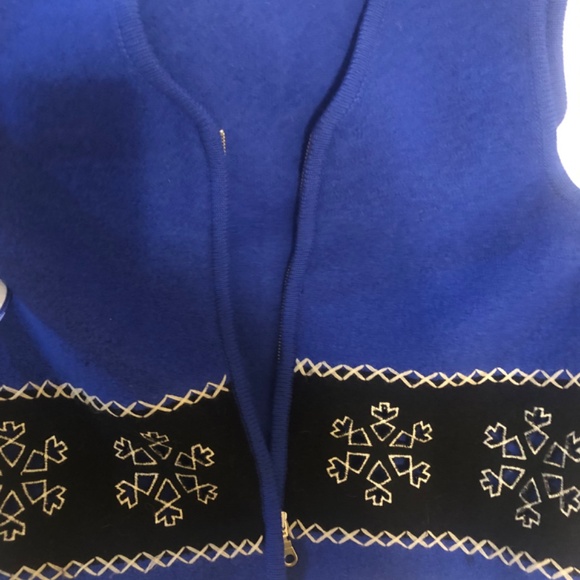 SALE Just in Beautiful Like New Blue Snowflake zip up sweater vest - Picture 4 of 5